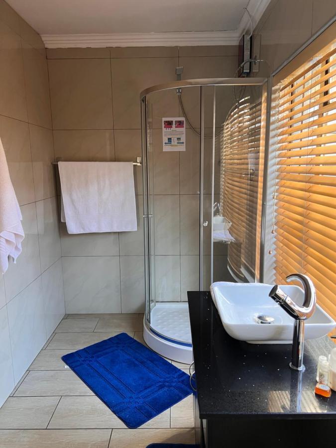 2 Op Terblanche Guesthouse Боксбург Экстерьер фото