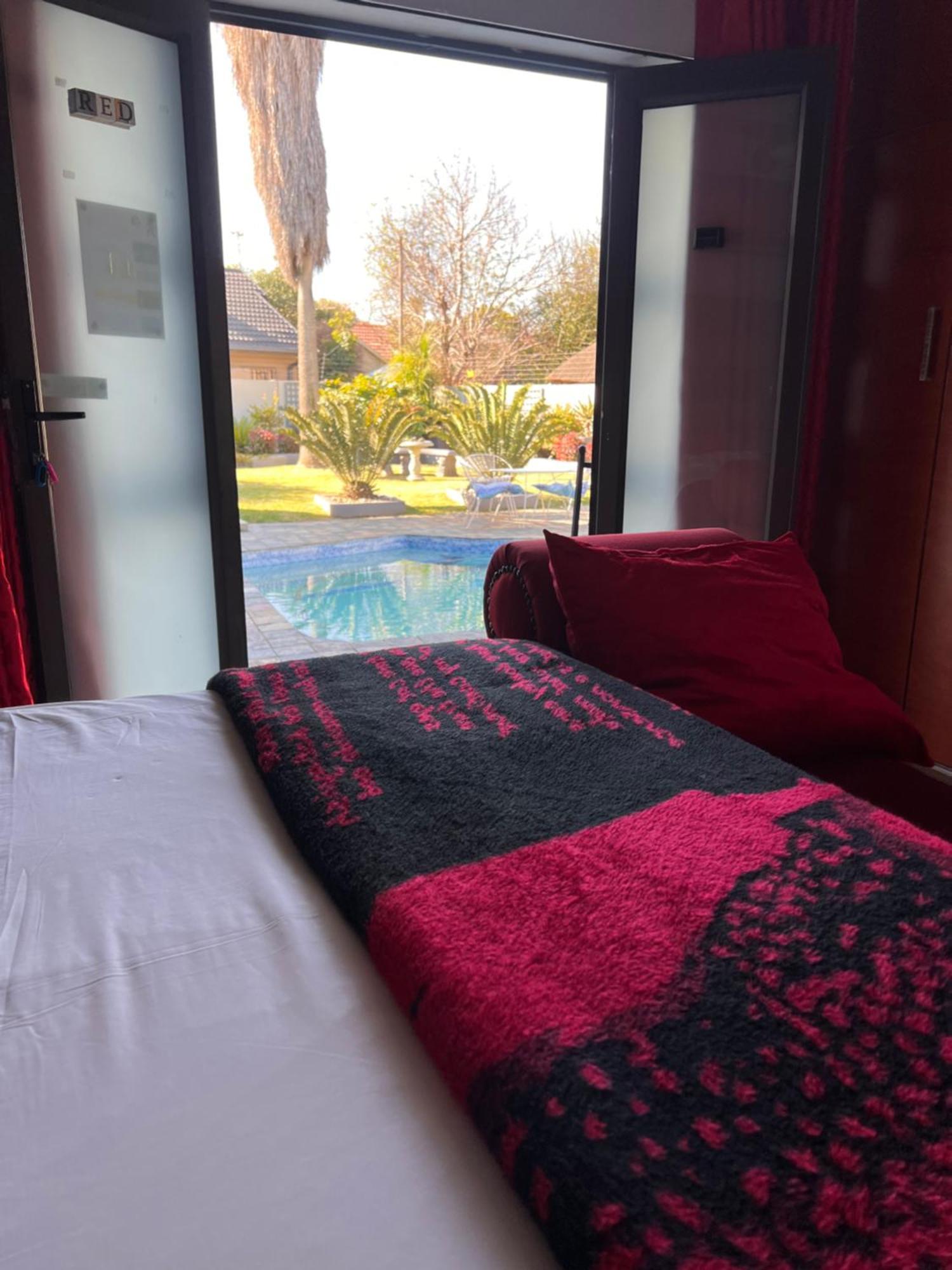 2 Op Terblanche Guesthouse Боксбург Экстерьер фото