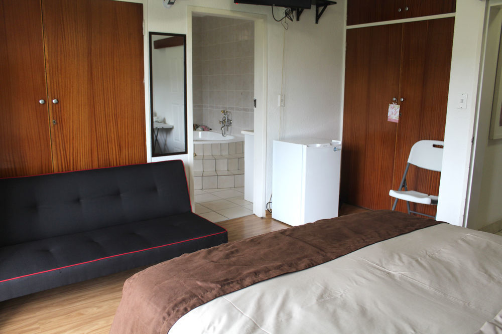 2 Op Terblanche Guesthouse Боксбург Экстерьер фото